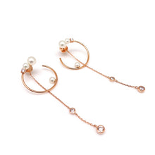 Load image into Gallery viewer, MEDIUM ALMA1 HOOP PEARL CHAIN EARRING