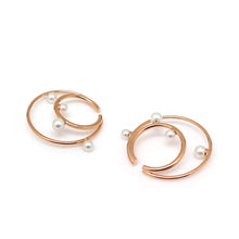 Load image into Gallery viewer, ROCHAS PEARL DBL CIRCLE EAR CUFF