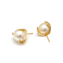 Load image into Gallery viewer, RITA BIG PEARL CLAW EARRINGS
