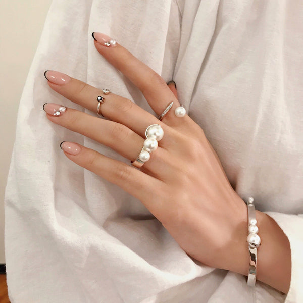 POMPOM THREE PEARL RING