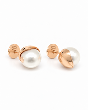 Load image into Gallery viewer, POMPOM PEARL STUD EARRINGS
