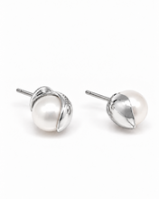 Load image into Gallery viewer, POMPOM PEARL STUD EARRINGS
