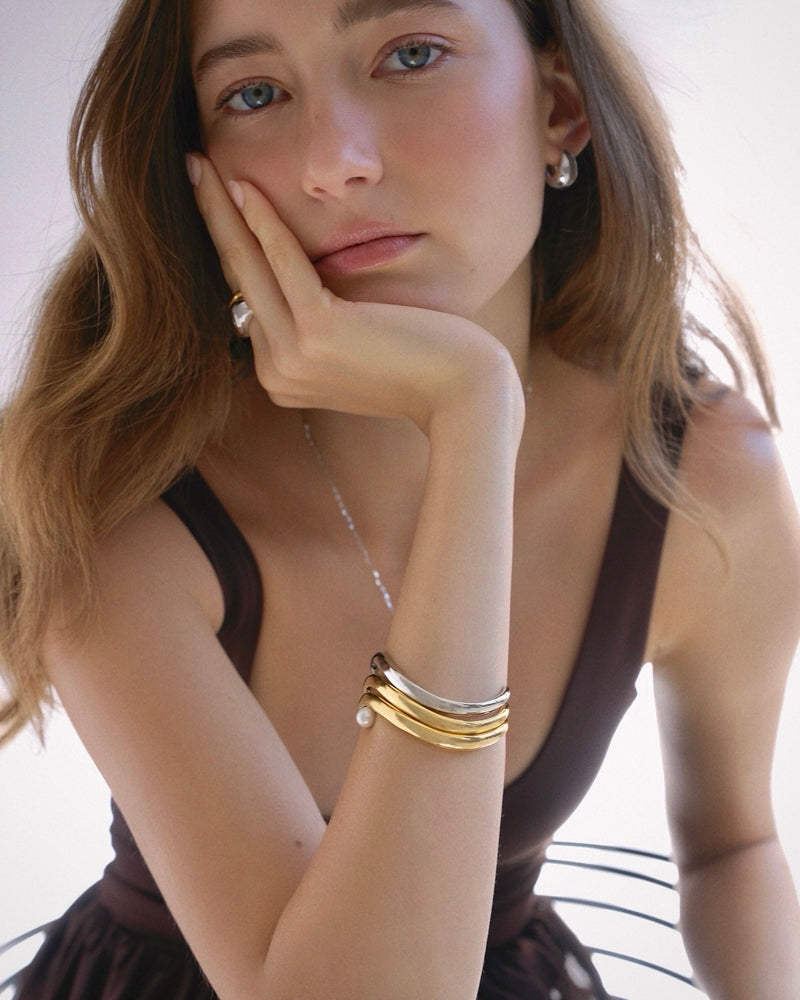 INGRID 2 CURVE PEARL OPEN BANGLE