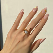 Load image into Gallery viewer, LE LYS PEARL RING
