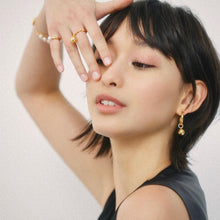Load image into Gallery viewer, HORN PEARL KNUCKLE RING
