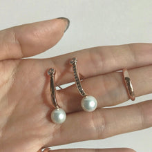Load image into Gallery viewer, PIPER2  PLAIN PEARL EARRING
