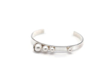 Load image into Gallery viewer, POMPOM FOUR PEARL BANGLE

