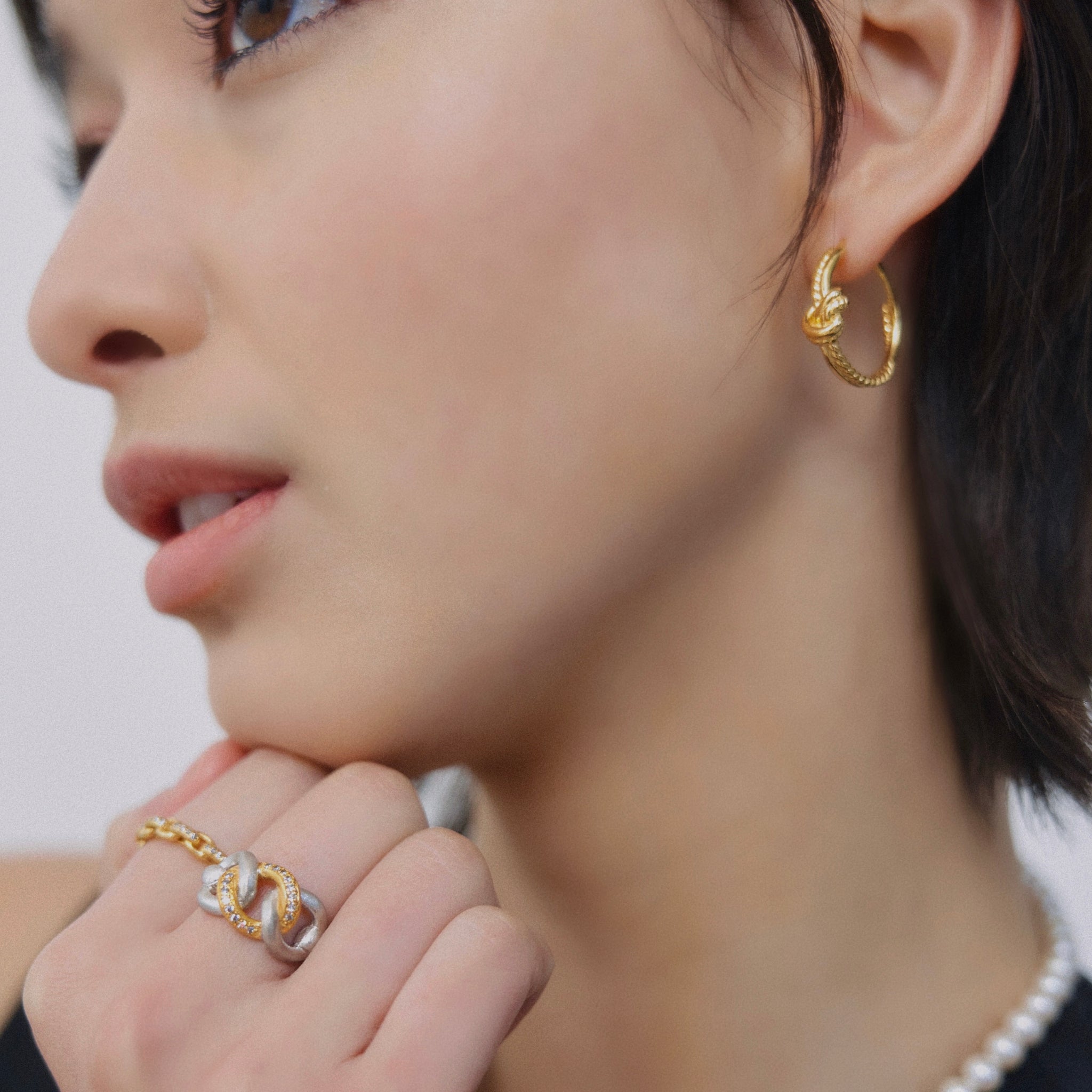 AVERY KNOT HOOP EARRING – avec new york - Main Image