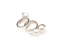 Load image into Gallery viewer, POMPOM THREE PEARL RING
