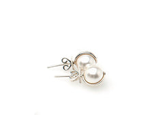 Load image into Gallery viewer, POMPOM PEARL STUD EARRINGS
