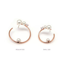 Load image into Gallery viewer, SMALL ALMA1 HOOP PEARL CHAIN EARRING
